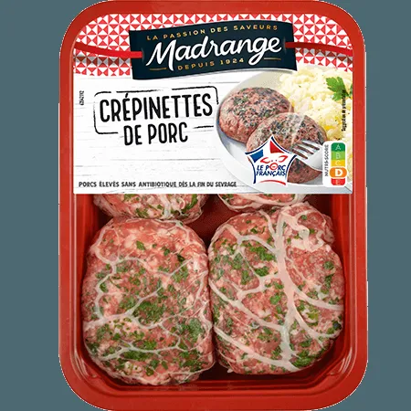 Crépinettes dorées dans une poêle en fonte posée sur une table en bois, avec des brins de thym et une lumière douce de fin de matinée